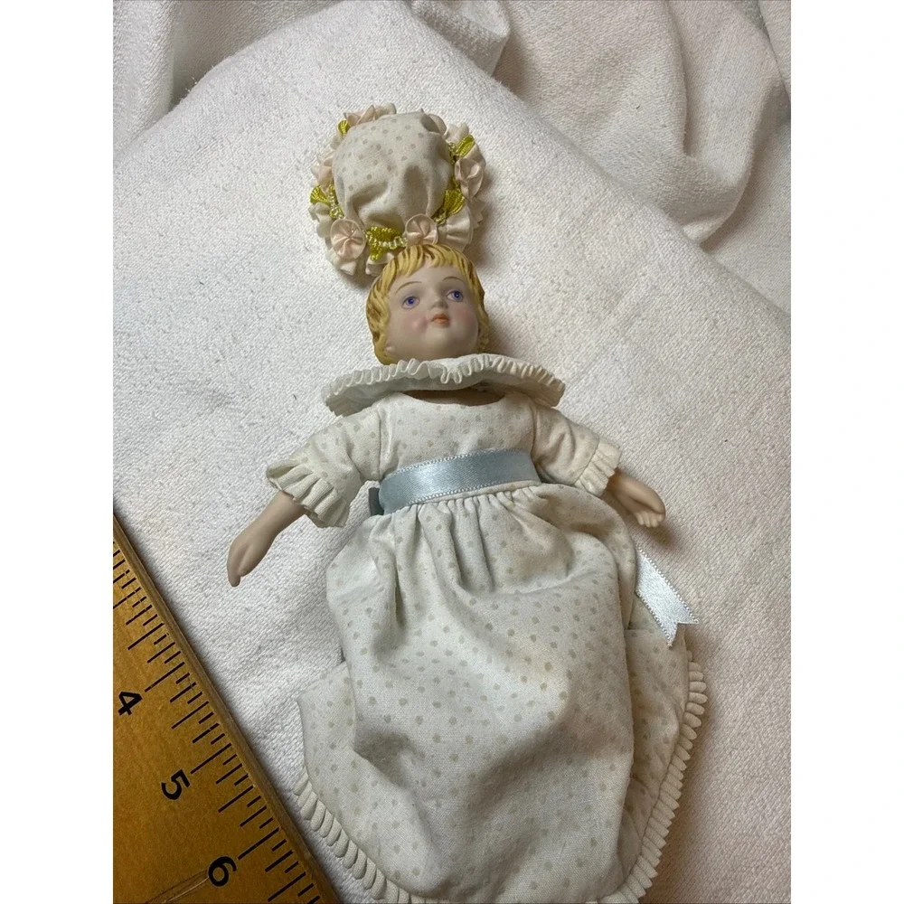 Avon 1983 Porcelain Doll Blonde Blue Eyes Victorian Dress Bonnet Collectible‎